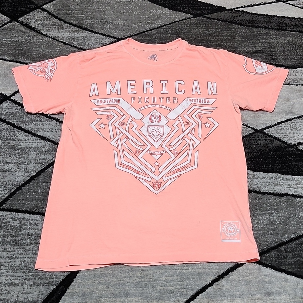 AMERICAN FIGHTER BUCKLE EXCLUSIVE NEON ICING CORAL GRAPHIC TEE-SHIRT M